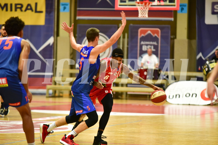 Basketball Superliga 2019/20, Grunddurchgang 8.Runde Flyers Wels vs. Kapfenberg, Bogic Vujosevic (5) vs Derek Jackson (6)

