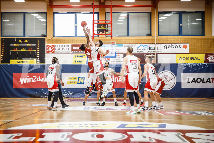 Basketball, win2day Basketball Superliga 2022/23, Grunddurchgang 1.Runde, Traiskirchen Lions, BC GGMT Vienna, #featured Jumpball