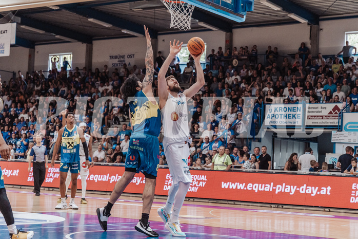 Basketball, Basketball Superliga 2023/24 , F 2, Oberwart Gunners, UBSC Graz, Avery Diggs (8), Daniel Koeppel (14)