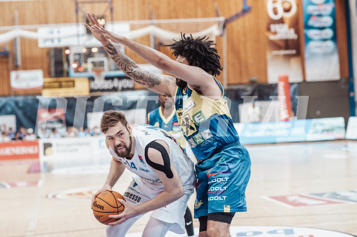 Basketball, Basketball Superliga 2023/24 , F 2, Oberwart Gunners, UBSC Graz, Daniel Koeppel (14), Avery Diggs (8)