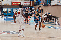 Basketball, Basketball Superliga 2023/24 , F 2, Oberwart Gunners, UBSC Graz, Shaquille Rombley (5), Jalen Shaw (6)