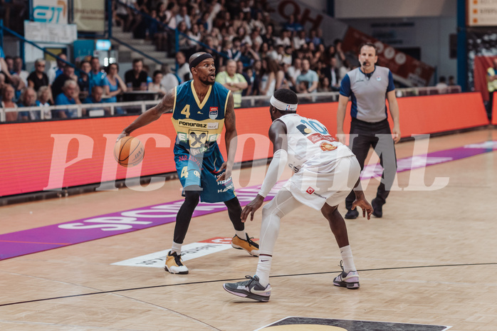 Basketball, Basketball Superliga 2023/24 , F 2, Oberwart Gunners, UBSC Graz, Jeremy Smith (4), Munis Tutu (10)