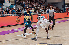 Basketball, Basketball Superliga 2023/24 , F 2, Oberwart Gunners, UBSC Graz, Jeremy Smith (4), Munis Tutu (10)