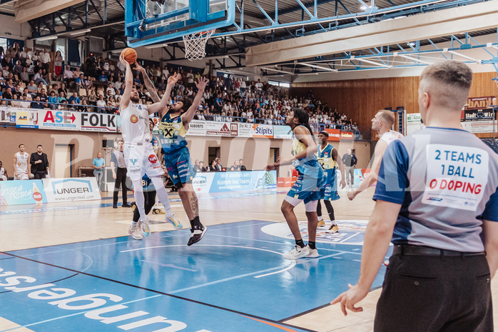 Basketball, Basketball Superliga 2023/24 , F 2, Oberwart Gunners, UBSC Graz, Daniel Koeppel (14), Avery Diggs (8)