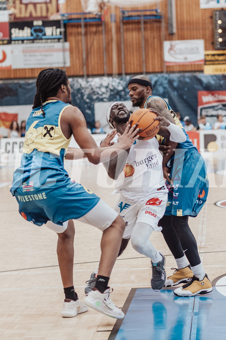Basketball, Basketball Superliga 2023/24 , F 2, Oberwart Gunners, UBSC Graz, Jalen Shaw (6), Munis Tutu (10), Jeremy Smith (4)