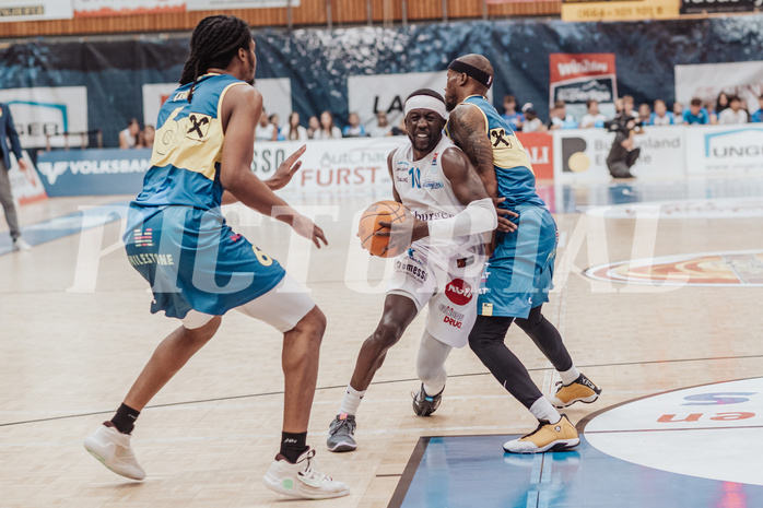 Basketball, Basketball Superliga 2023/24 , F 2, Oberwart Gunners, UBSC Graz, Jalen Shaw (6), Munis Tutu (10), Jeremy Smith (4)