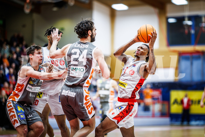 Basketball, Win2Day Superliga 2023/24, Grunddurchgang 10.Runde, Traiskirchen Lions, Klosterneuburg Dukes, Will Carius (24), Demarcus Demonia (4)