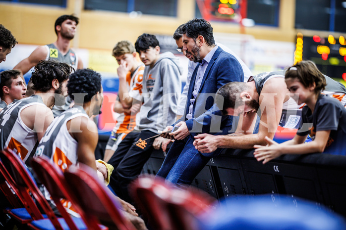 Basketball, Win2Day Superliga 2023/24, Grunddurchgang 10.Runde, Traiskirchen Lions, Klosterneuburg Dukes, Damir Zeleznik (Head Coach)