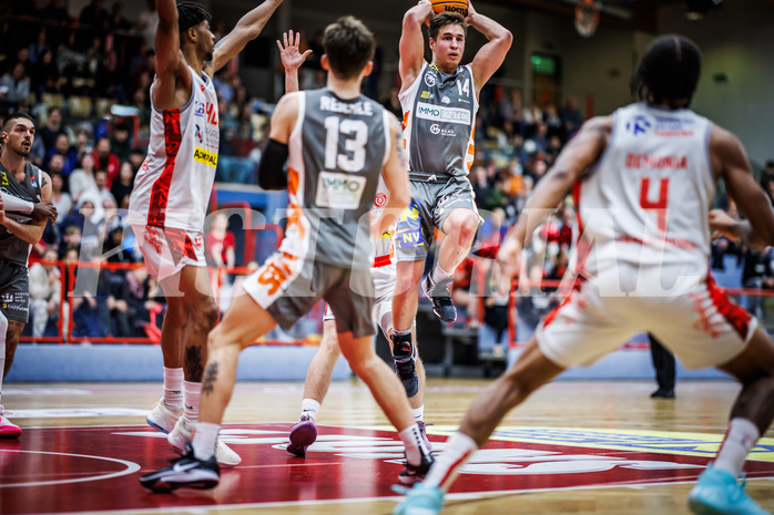 Basketball, Win2Day Superliga 2023/24, Grunddurchgang 10.Runde, Traiskirchen Lions, Klosterneuburg Dukes, Valentin Bauer (14)