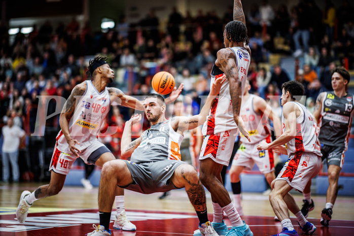 Basketball, Win2Day Superliga 2023/24, Grunddurchgang 10.Runde, Traiskirchen Lions, Klosterneuburg Dukes, Benjamin Blazevic (11)