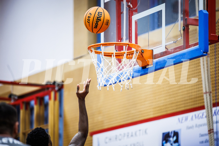 Basketball, Win2Day Superliga 2023/24, Grunddurchgang 10.Runde, Traiskirchen Lions, Klosterneuburg Dukes, feature, ball
