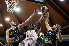 Basketball ABL 2016/17 Grunddurchgang 3. Runde  BC Vienna vs Traiskirchen Lions
Im Bild:  (15), Milovan Draskovic (14). Anthony Clemmons (5)

