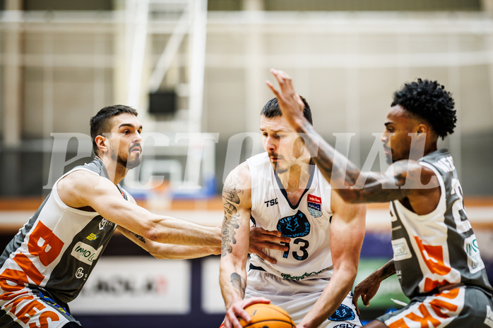 Basketball, Win2Day Superliga 2023/24, Grunddurchgang 14.Runde, Vienna Timberwolves, Klosterneuburg Dukes, Benjamin Blazevic (11), Ziga Fifolt (13), Michael Weathers (20)