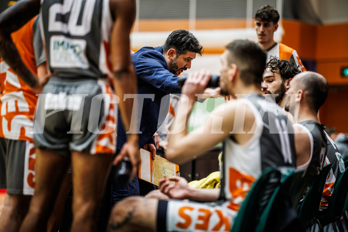 Basketball, Win2Day Superliga 2023/24, Grunddurchgang 14.Runde, Vienna Timberwolves, Klosterneuburg Dukes, Damir Zeleznik (Head Coach)