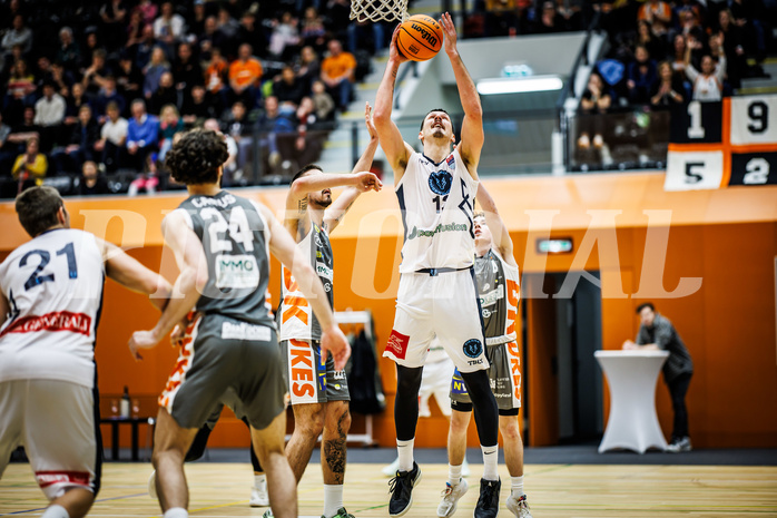 Basketball, Win2Day Superliga 2023/24, Grunddurchgang 14.Runde, Vienna Timberwolves, Klosterneuburg Dukes, Ziga Fifolt (13)