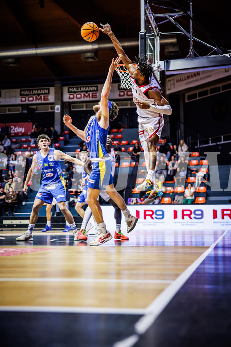 Basketball, Win2Day Superliga 2024/25, Grunddurchgang 6.Runde, BC Vienna, St. Pölten, Andrew Sims (32), Ralph Bissainthe (1)