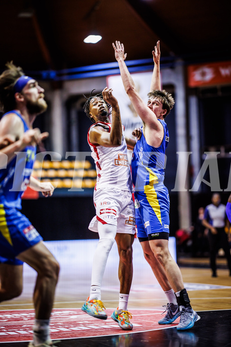 Basketball, Win2Day Superliga 2024/25, Grunddurchgang 6.Runde, BC Vienna, St. Pölten, Ralph Bissainthe (1), Roman Jagsch (9)