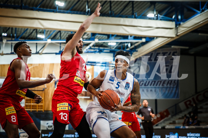 Basketball, bet-at-home Basketball Superliga 2021/22, Grunddurchgang Runde 10, Oberwart Gunners, Traiskirchen Lions, Rob Howard (5)