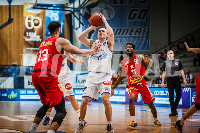 Basketball, bet-at-home Basketball Superliga 2021/22, Grunddurchgang Runde 10, Oberwart Gunners, Traiskirchen Lions, Sebastian Käferle (7)