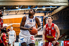 Basketball, bet-at-home Basketball Superliga 2021/22, Grunddurchgang Runde 10, Oberwart Gunners, Traiskirchen Lions, Emondre Rickman (14)