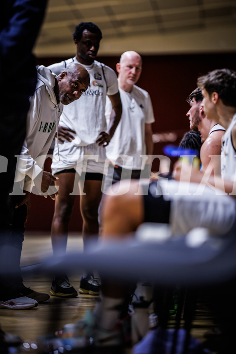 Basketball, Basketball Zweite Liga 2023/24, Grunddurchgang 17.Runde, Basket Flames, Union Deutsch Wagram Alligators, Renaldo O'Neal (Coach)