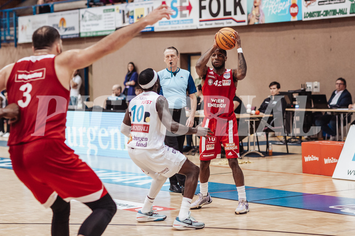 Basketball, Basketball Superliga 2023/24, Qualifikationsrunde 1., Oberwart Gunners, BC Vienna, Munis Tutu (10), Demarkus Stuckey Jr. (42)