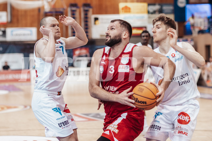 Basketball, Basketball Superliga 2023/24, Qualifikationsrunde 1., Oberwart Gunners, BC Vienna, Sebastian Kaeferle (7), Jozo Rados (3), Florian Koeppel (8)