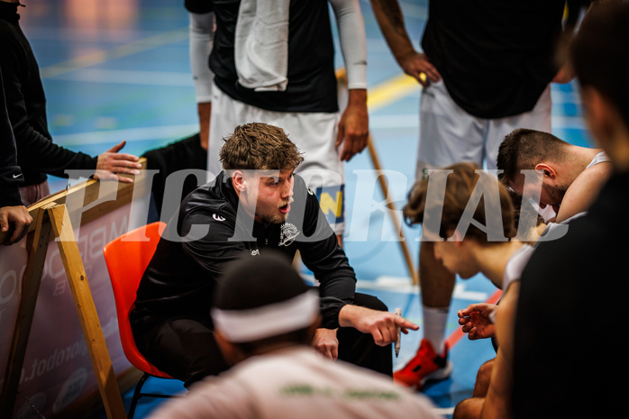 Basketball, Basketball Zweite Liga 2024/25, Grunddurchgang 13.Runde, UDW Alligators, Vienna Timberwolves, Mark Laurencik (Ass. Head Coach)