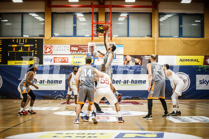 Basketball, bet-at-home Basketball Superliga 2021/22, Grunddurchgang18.Runde, Traiskirchen Lions, Klosterneuburg Dukes, #featured jumpball