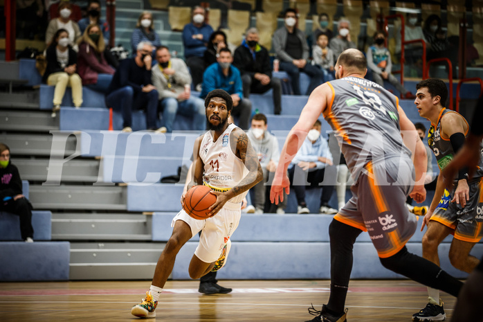 Basketball, bet-at-home Basketball Superliga 2021/22, Grunddurchgang18.Runde, Traiskirchen Lions, Klosterneuburg Dukes, Taveion M. Hollingsworth (11)