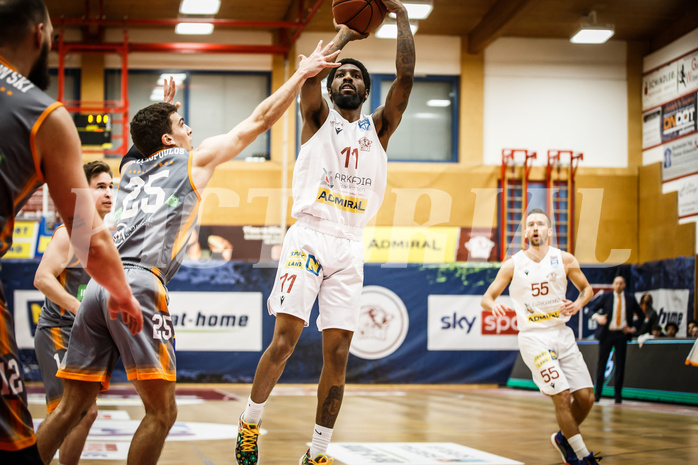 Basketball, bet-at-home Basketball Superliga 2021/22, Grunddurchgang18.Runde, Traiskirchen Lions, Klosterneuburg Dukes, Taveion M. Hollingsworth (11)