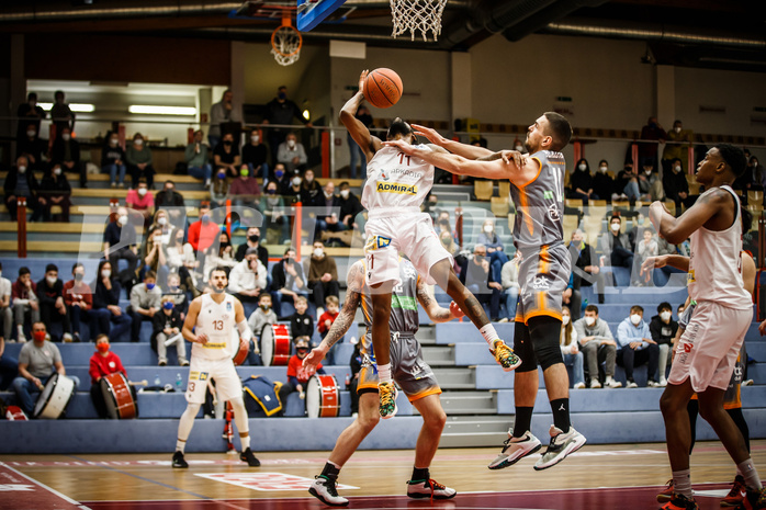 Basketball, bet-at-home Basketball Superliga 2021/22, Grunddurchgang18.Runde, Traiskirchen Lions, Klosterneuburg Dukes, Taveion M. Hollingsworth (11)