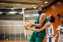 Basketball, Basketball Zweite Liga 2024/25, Grunddurchgang 14.Runde, Vienna Timberwolves, KOS Celovec, Veljko Dena (10), Vincent Balau (8)