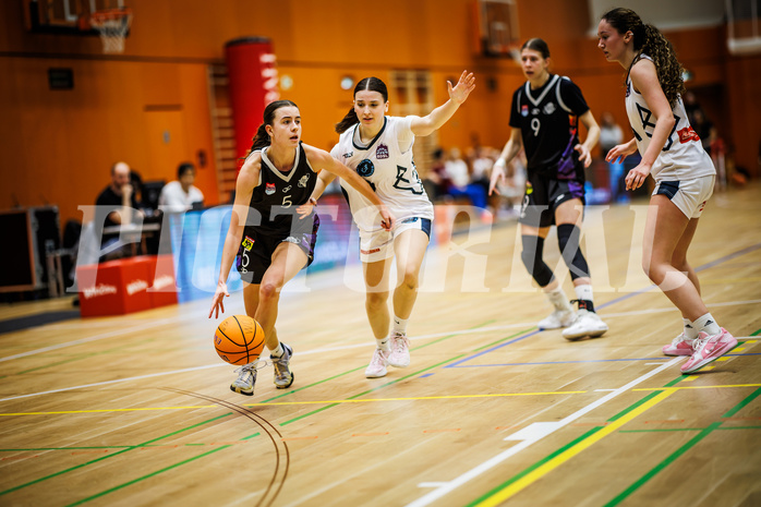 Basketball, Win2Day Basketball Damen Superliga 2024/25, Grunddurchgang 11.Runde, Vienna Timberwolves, Vienna United, Laetitia Schuhmacher (5), Lara Binder (9)