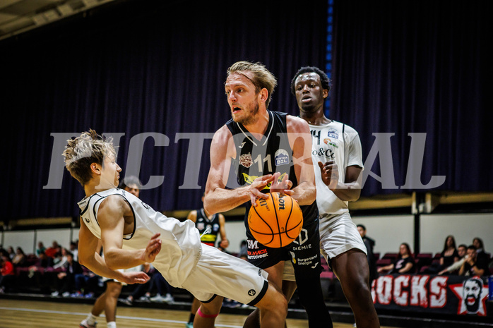 Basketball, Basketball Zweite Liga 2023/24, Grunddurchgang 1.Runde, Basket Flames, Mattersburg Rocks, Patrick Fister (13), Marco Jaitz (11)