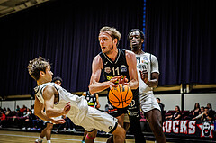 Basketball, Basketball Zweite Liga 2023/24, Grunddurchgang 1.Runde, Basket Flames, Mattersburg Rocks, Patrick Fister (13), Marco Jaitz (11)