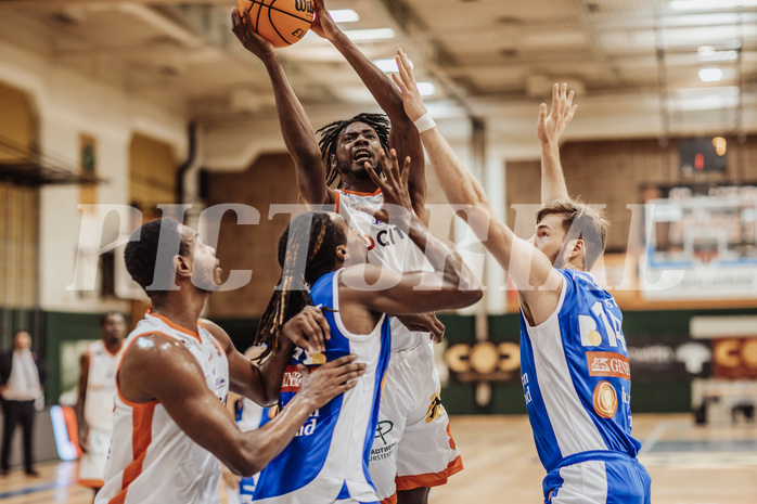 Basketball, Basketball Superliga 2023/24, Grundduchgang 2.Runde, Fürstenfeld Panthers, Oberwart Gunners, Dylan Causwell (8), James Graham (11), Daniel Köppel (14)