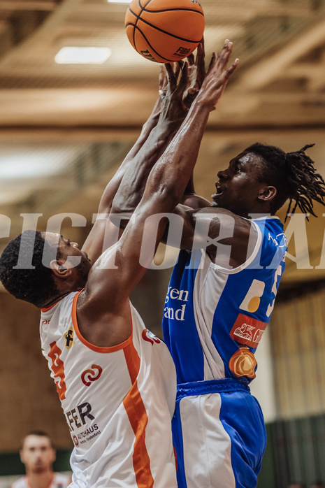 Basketball, Basketball Superliga 2023/24, Grundduchgang 2.Runde, Fürstenfeld Panthers, Oberwart Gunners, Alonzo Campbell (9), Shaquille Rombley (5)