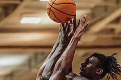 Basketball, Basketball Superliga 2023/24, Grundduchgang 2.Runde, Fürstenfeld Panthers, Oberwart Gunners, Alonzo Campbell (9), Shaquille Rombley (5)