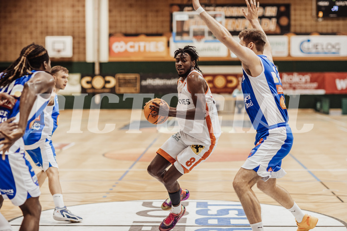 Basketball, Basketball Superliga 2023/24, Grundduchgang 2.Runde, Fürstenfeld Panthers, Oberwart Gunners, Dylan Causwell (8), Daniel Köppel (14)