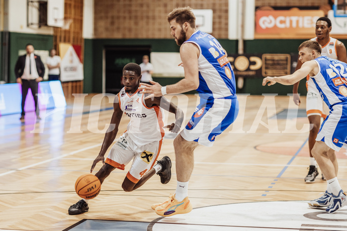 Basketball, Basketball Superliga 2023/24, Grundduchgang 2.Runde, Fürstenfeld Panthers, Oberwart Gunners, Kevin Hunt (4), Daniel Köppel (14)
