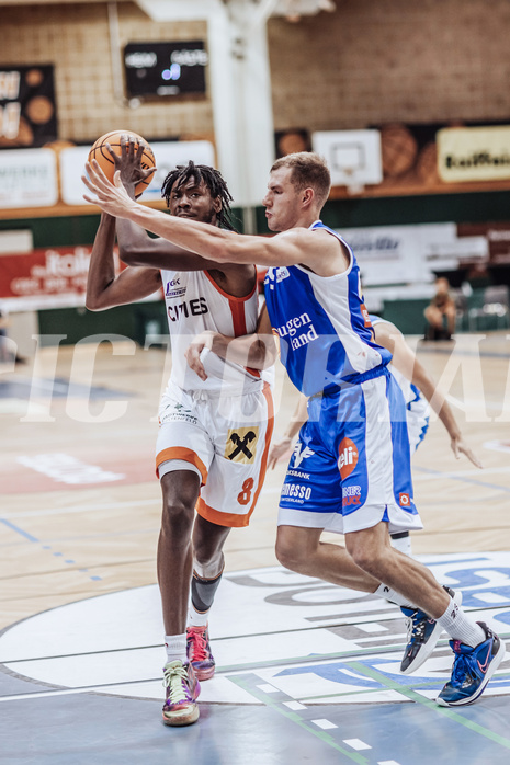 Basketball, Basketball Superliga 2023/24, Grundduchgang 2.Runde, Fürstenfeld Panthers, Oberwart Gunners, Dylan Causwell (8), Edi Patekar (9)
