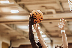 Basketball, Basketball Superliga 2023/24, Grundduchgang 2.Runde, Fürstenfeld Panthers, Oberwart Gunners, Kevin Hunt (4), Daniel Köppel (14)