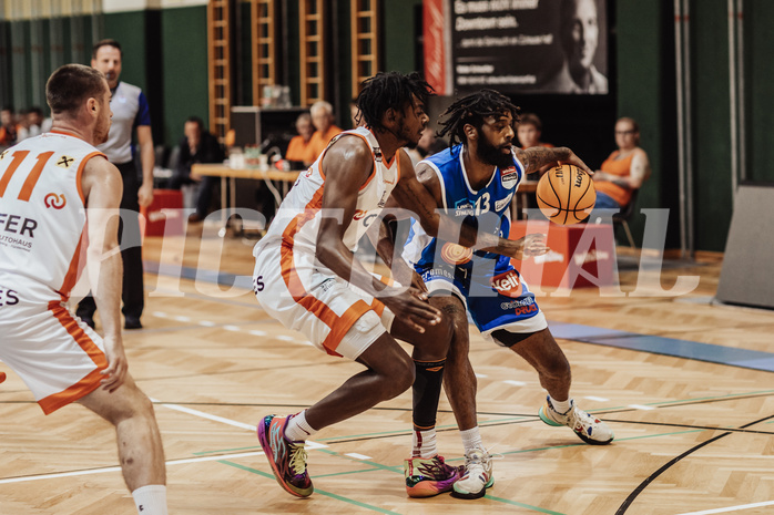 Basketball, Basketball Superliga 2023/24, Grundduchgang 2.Runde, Fürstenfeld Panthers, Oberwart Gunners, Dylan Causwell (8), Kris Monroe 13)