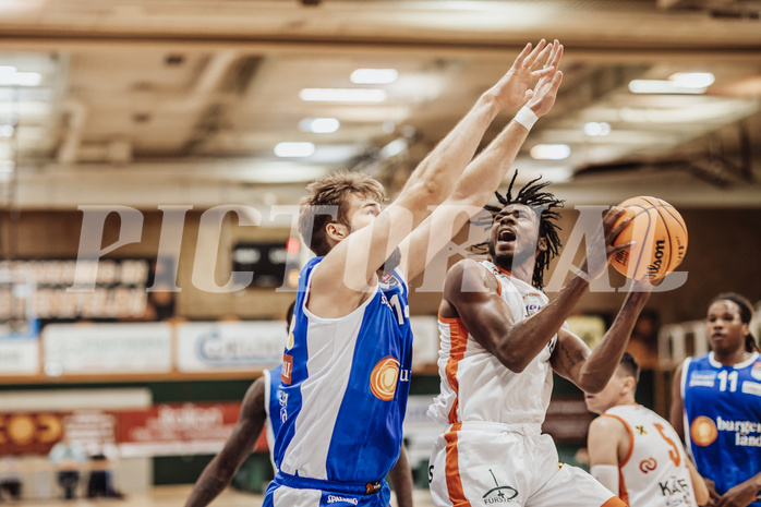 Basketball, Basketball Superliga 2023/24, Grundduchgang 2.Runde, Fürstenfeld Panthers, Oberwart Gunners, Daniel Köppel (14), Dylan Causwell (8)