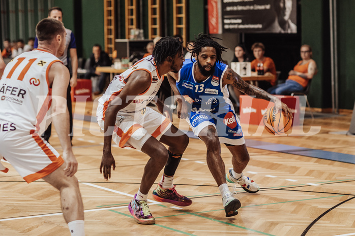 Basketball, Basketball Superliga 2023/24, Grundduchgang 2.Runde, Fürstenfeld Panthers, Oberwart Gunners, Dylan Causwell (8), Kris Monroe 13)