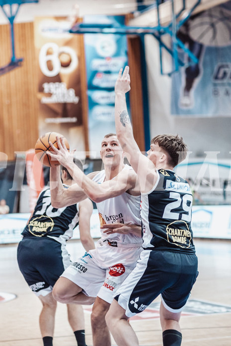 Basketball, Basketball Superliga 2023/24 , VF 4, Oberwart Gunners, Gmunden Swans, Toni Blazan (10), Edi Patekar (9), Orri Gunnarsson (29)