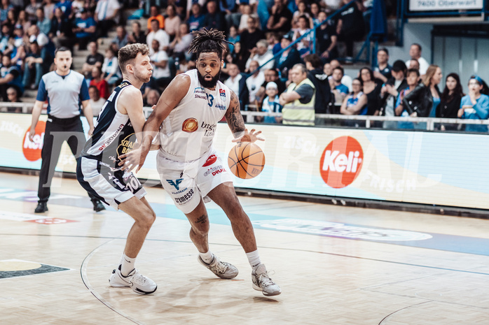 Basketball, Basketball Superliga 2023/24 , VF 4, Oberwart Gunners, Gmunden Swans, Lukas Schartmueller (11), Kris Monroe (13)
