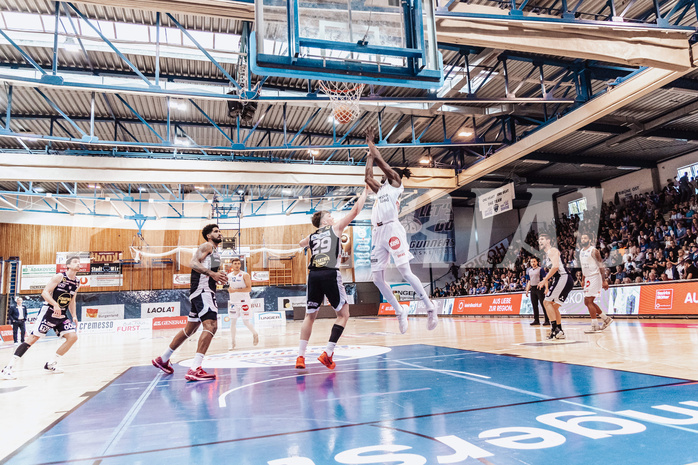 Basketball, Basketball Superliga 2023/24 , VF 4, Oberwart Gunners, Gmunden Swans, Trey Moses (24), Orri Gunnarsson (29), Shaquille Rombley (5)