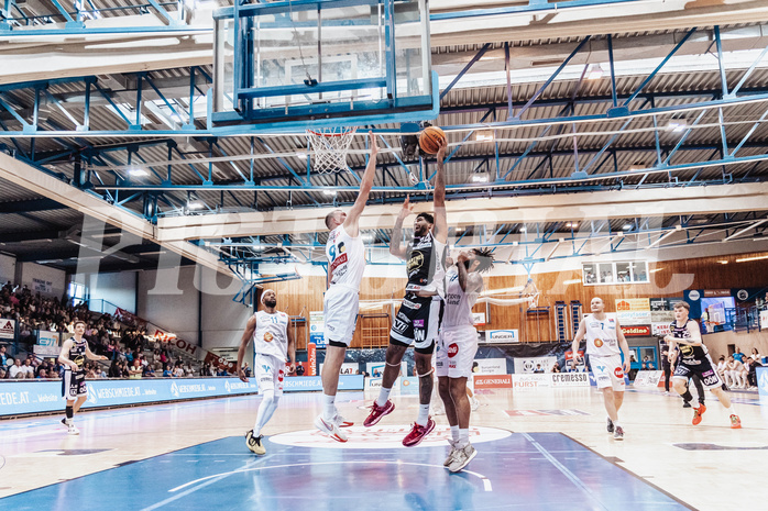 Basketball, Basketball Superliga 2023/24 , VF 4, Oberwart Gunners, Gmunden Swans, Derrek Brooks (11), Edi Patekar (9), Patrick Emilien (15), Kris Monroe (13)